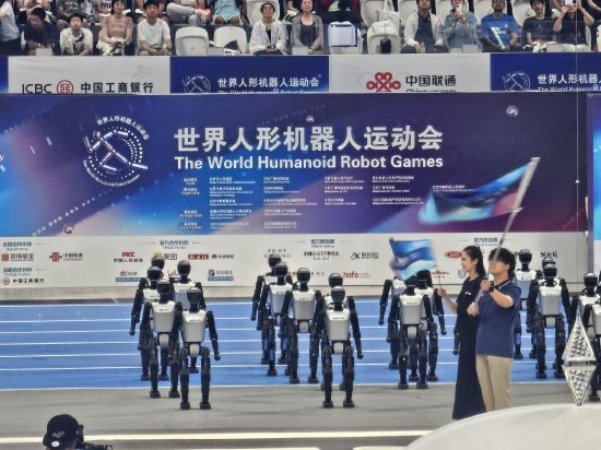 翻倍赚 声势浩大！加速进化人形机器人方阵亮相：不需遥控器控制
